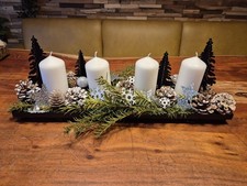 Modernes Adventsgesteck auf