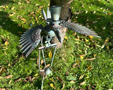 Türkisfarbener Rabe mit Hut