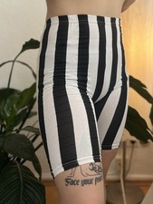 Schwarz-weiß gestreifte