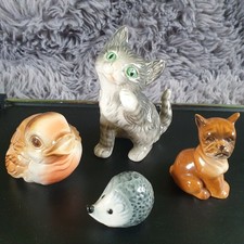Goebel - 4 Tierfiguren : Katze, Baby Spatz, kleiner Boxer und Igel