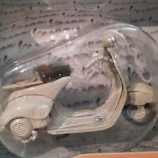 Maisto 31540 , Vespa Roller in verschiedenen Varianten und Farben , 1:18