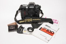 Nikon F100 mit Batterieteil MB-15, Tragegurt und Zubehör