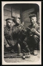 Deutsche Soldaten in Uniform mit Minenwerfer, Ansichtskarte 