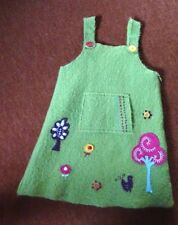 RAR: Trägerrock f. 2 Jahre nilgrün Reine Wolle gefilzt Tasche Applikationen RV