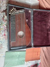 Sehr alte Zither mit Transportkoffer und Notenheft