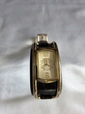 DKNY Damenuhr mit Lederband und Stangengehäuse 