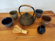 Japanisches Teeset aus Gusseisen mit Teekanne Sieb 4 Teebechern und Matcha Set