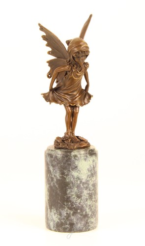 Eine bronzeskulptur einer fee - bronzeskulptur,