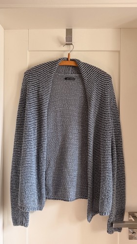 Neue blaue strickjacke von - neue,