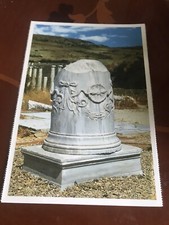 Säule mit Schlangenreliefs