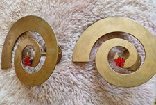 2 große goldene runde spiralförmige Vorhanghalter mit roten Schmucksteinen
