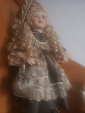 1 Puppen  Größe 42 cm hoch mit Ständer. Gesicht aus  Porzellan