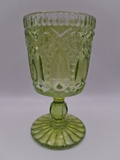 Antiker giftgrüner Pressglas