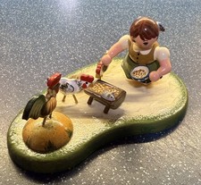 *HUBRIG VOLKSKUNST* MÄDCHEN MIT HÜHNER* SEHR GUT* MIT OVP* ERZGEBIRGE*