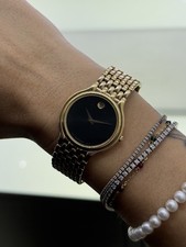 Movado Schweizer Quarz Museumsuhr Modell 87-33-866 goldfarben schwarzes Zifferblatt