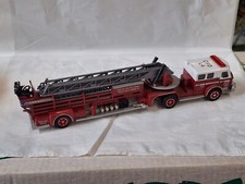 Corgi. (China) Mack Aeriel Fire Truck American la France rot/weiss