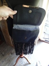 Handtasche mit Fransen schwarz