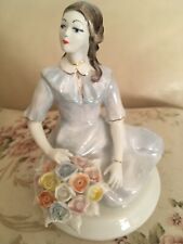 Porzellan Figur Junge Dame mit Rosenkorb Bone China Romania, 13 x 11 cm.