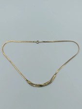 Goldfarbene Halskette mit Zier-Element