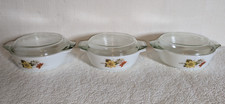 Vintage JAJ Milchglas Auflaufformen mit Deckel x 3 Durchmesser 19 cm