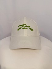 Bestickte Mütze aus weißer