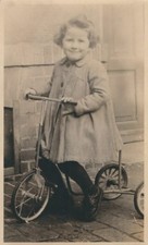 34/454 FOTO IM AK FORMAT - KEIN FAHRRAD - KEIN ROLLER - DREIRAD MIT KIND MODE