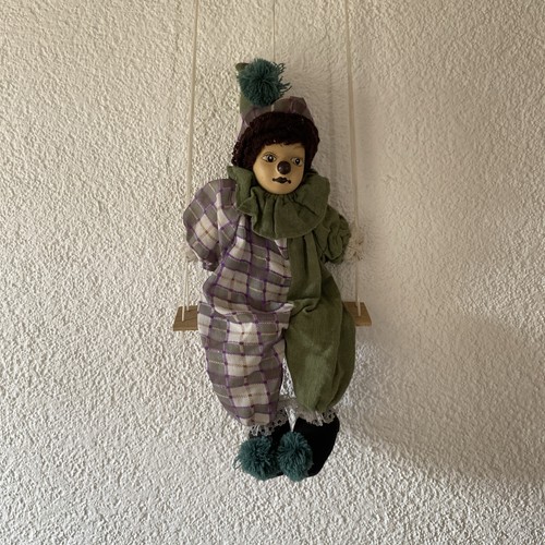Süßer clown auf schaukel - ,