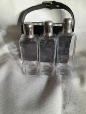 Drei kleine Glasflaschen in Köcher, wie Flachmann Vintage Retro
