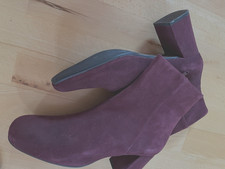 Schöne Wildleder-Stiefelette von HALLHUBER in Burgunder Gr. 39