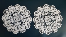 2 kleine Deckchen rund weiß Plauener Spitze 19 - 21 cm