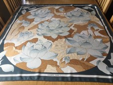 HERMES VINTAGE SCHAL.  FLEURS DE LOTUS VON CHRISTIANE VAUZELLES. 36 x 34 ZOLL.