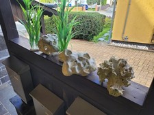 Aquariumsteine und 2 Kunstpflanzen