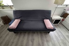 Gästebett Sofa naviblau mit 2 rosa Kissen von Innovation