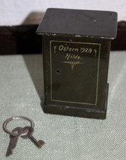 antike Sparbüchse aus Metall Tresor Safe mit Schlüssel orginal 1928