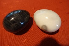 2 Marmor-Eier aus Carrara -