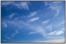 Wallario Premium Poster Plakat Blauer Himmel vereinzelten Wolken schönheit natur