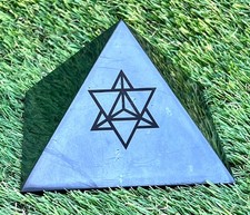Schungit  & Shungit Pyramide ca. 10 cm. / poliert mit Laser-Gravur “Merkaba”
