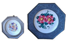 2 handgemalte Blumen Wandteller Teller  Keramik mit  schönem Zinnrand  Ø 25,5 cm