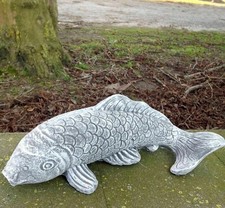 Frostfeste Steinfigur Koi