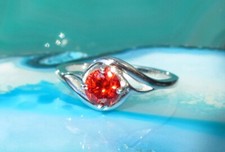 Ω Ring funkelnder roter Stein