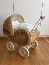 Nostalgie Puppenwagen aus echtem Korb , Metallgestell und Holzgriff.