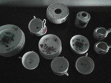 Tee- und Mokkaservice, AW, OSTRIESLAND- DEKOR, handgemalt insgesamt 33 Teile.