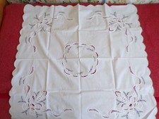 Biete eine schöne weihnachtliche Tischdecke ca.80x80 cm groß sehrgut erhalten