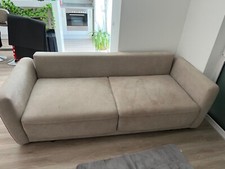 Großes Sofa zum aus und ein klappen. Sehr praktisch und bequem. ? 