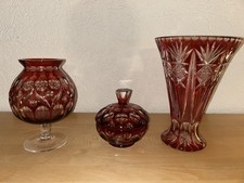 Dunkelrote Gläser mit