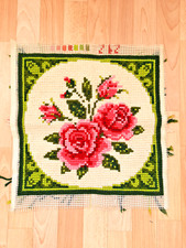 schöne fertig gestickte