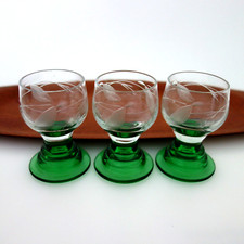 3 Schnapsrömer Schnapsgläser grüner Hohlfuß Weinlaub Gravur 70er Jahre