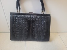 Schwarze Ledertasche in Krokodilleder Optik | Lackleder Handtasche