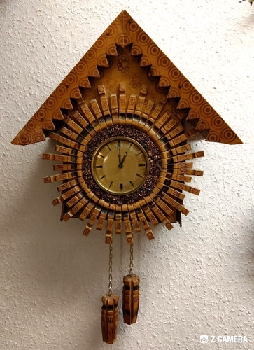 Wanduhr aus holzklammern und - wanduhr,