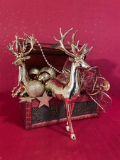 Weihnachtliche Truhe Hirsche Kugeln Schleife Holzkiste